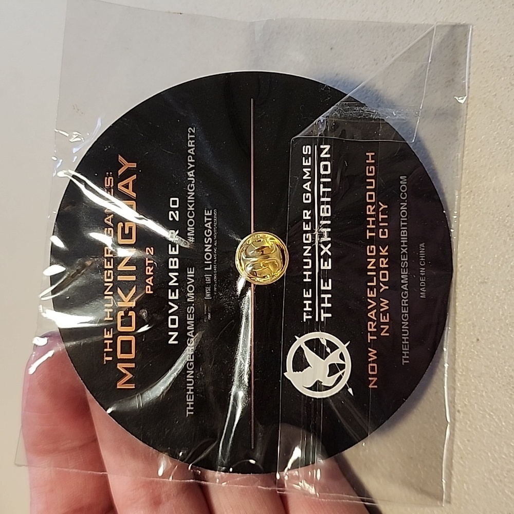 Mockingjay Collectors Pin - Picture 2 of 4